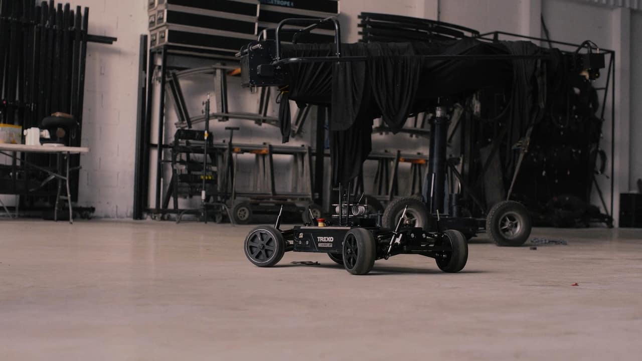 Trexo Moco Car V3 no galpão da Megatroper, entre estruturas e equipamentos.